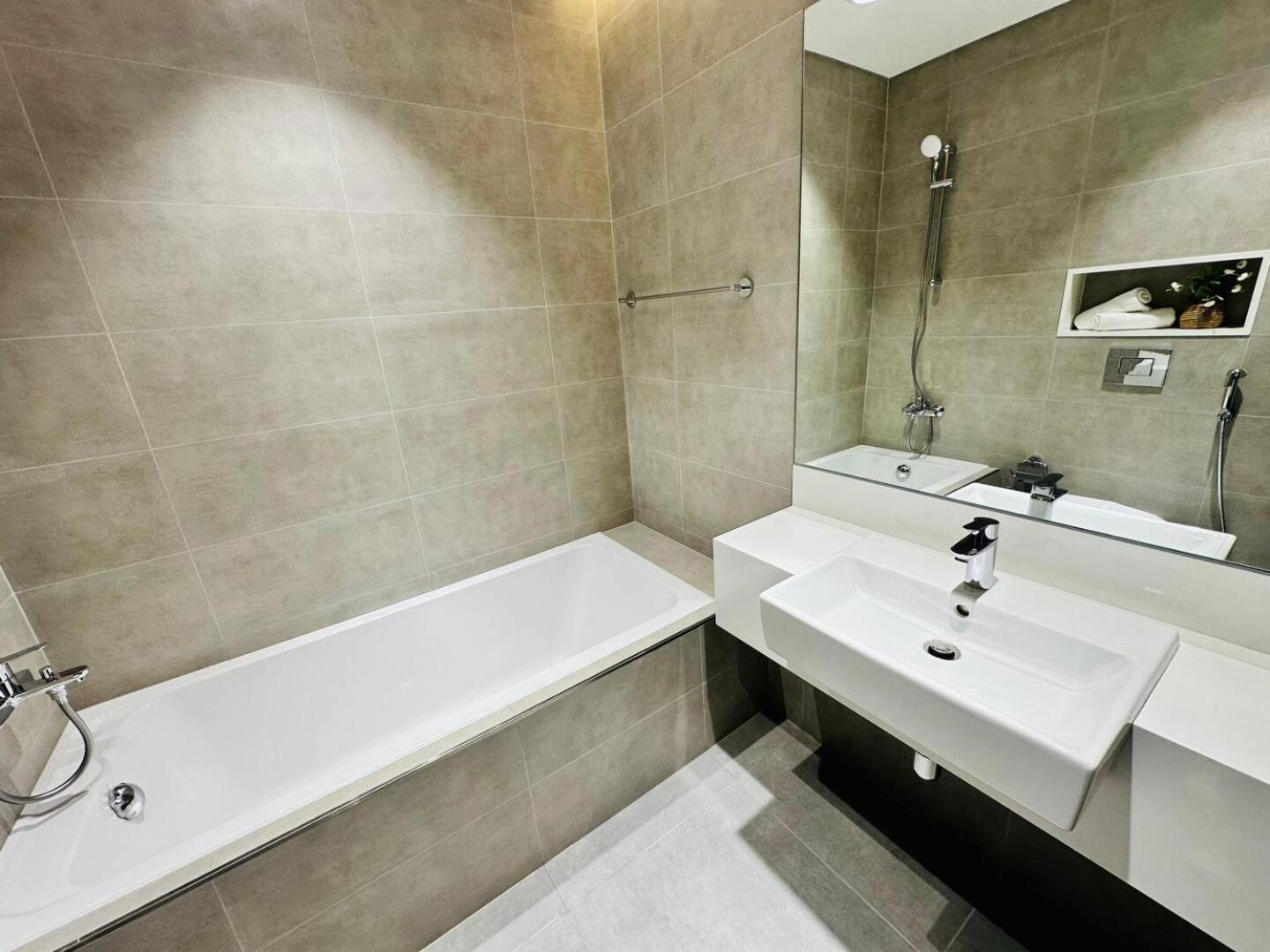 Fully Furnished 1br W Relaxing Lagoon View Appartement Dubai