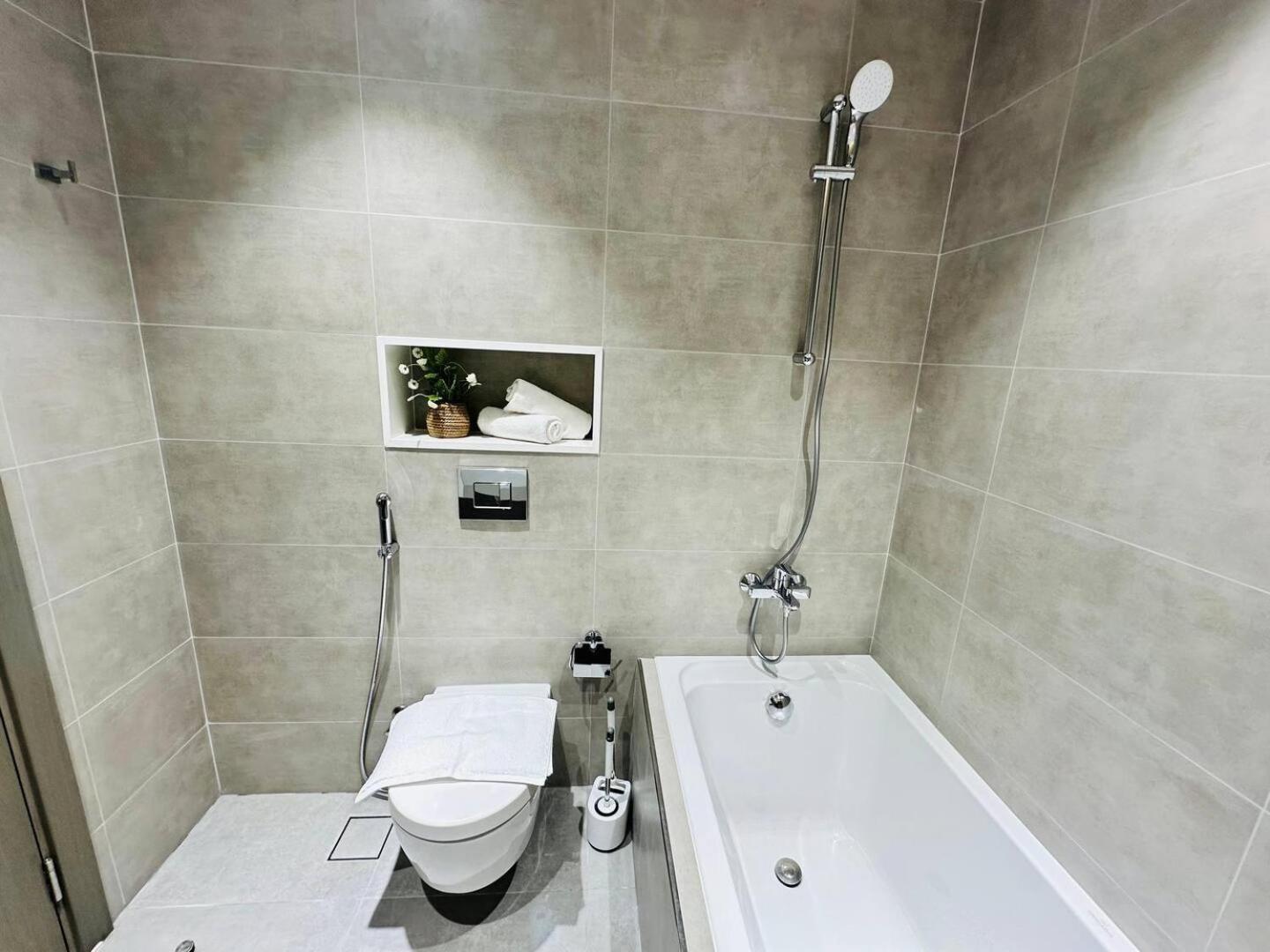 Fully Furnished 1br W Relaxing Lagoon View Appartement *